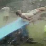 Mujer se lanza de un tobogán sin agua