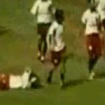 Un arbito agrede a un jugador de fútbol